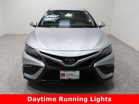Used 2023 Toyota Camry SE image 3
