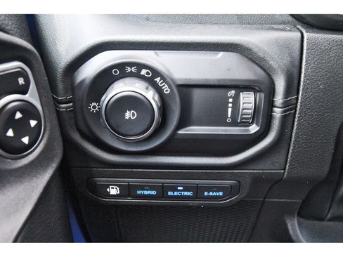 Used 2024 Jeep Wrangler Unlimited Sahara w/ Technology Group AWD/4WD image 18