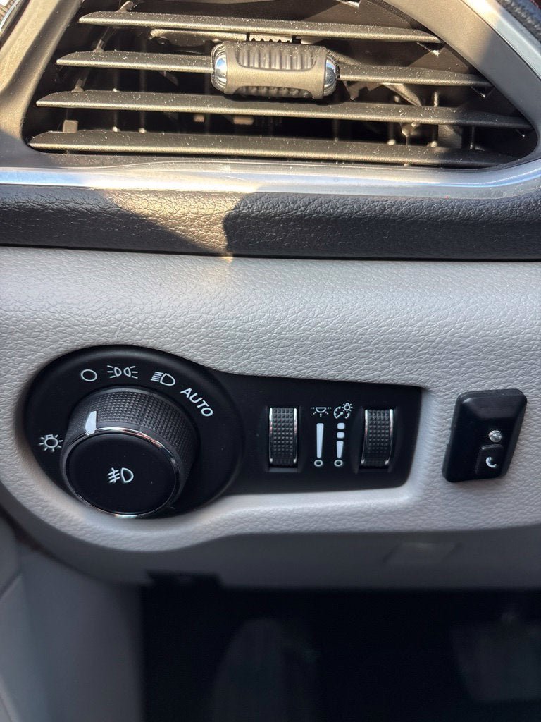 Used 2018 Chrysler Pacifica Limited FWD image 16