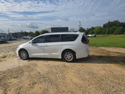 Used 2021 Chrysler Pacifica Touring-L FWD image 5