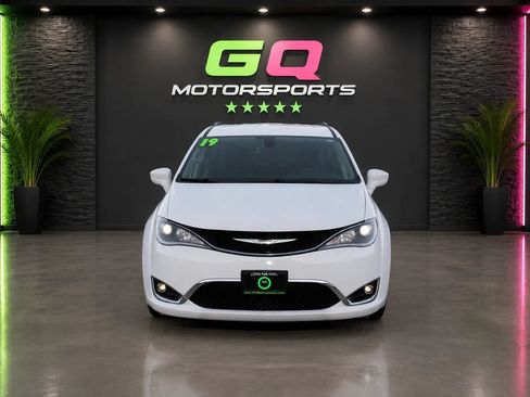 Used 2019 Chrysler Pacifica Touring Plus FWD image 2