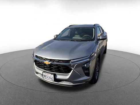 Used 2025 Chevrolet Trax LT FWD image 7