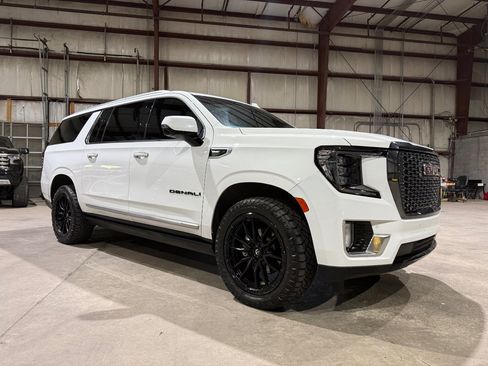 Used 2021 GMC Yukon XL Denali w/ Denali Premium Package image 1