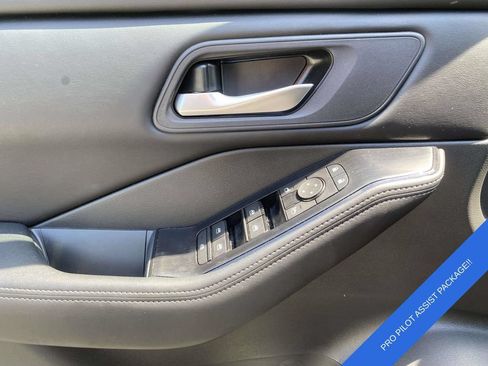 Used 2025 Nissan Rogue SV FWD image 17