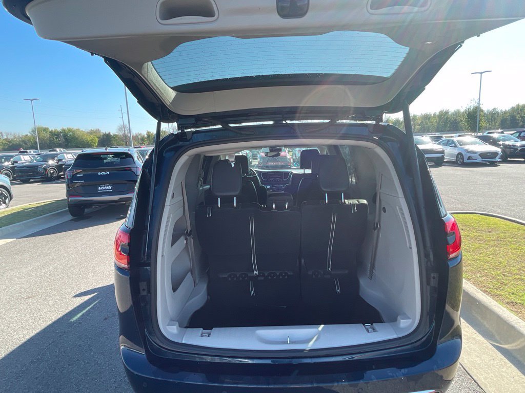 Used 2023 Chrysler Pacifica Touring-L FWD image 9