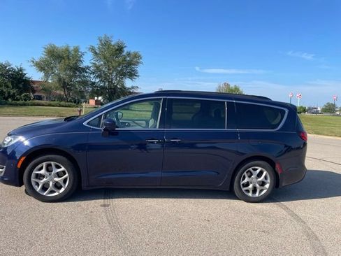 Used 2019 Chrysler Pacifica Touring Plus w/ Advanced Safetytec Group FWD image 5