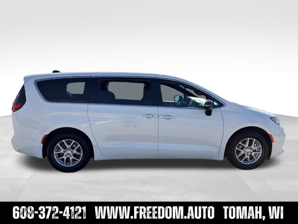 Used 2025 Chrysler Pacifica Select FWD image 9