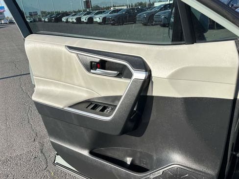 Used 2021 Toyota RAV4 XLE Premium FWD image 12