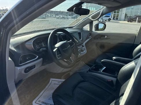 Used 2023 Chrysler Pacifica Touring-L FWD image 11