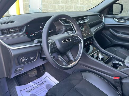 Used 2025 Jeep Grand Cherokee Altitude AWD/4WD image 6