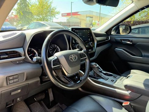 Used 2021 Toyota Highlander XLE AWD/4WD image 13