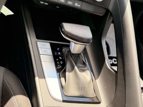 Used 2025 Hyundai Elantra SE FWD image 15