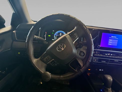 Used 2025 Toyota Camry LE image 12