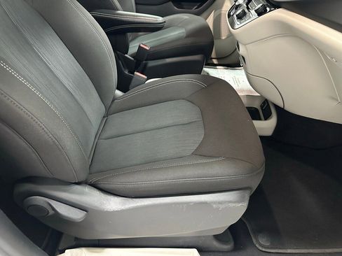 Used 2023 Chrysler Voyager LX image 62