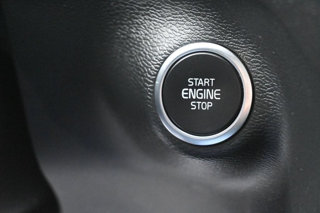 Used 2024 Volvo XC40 B5 Core AWD/4WD image 30
