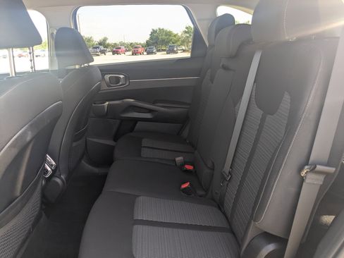 Certified 2023 Kia Sorento LX image 17