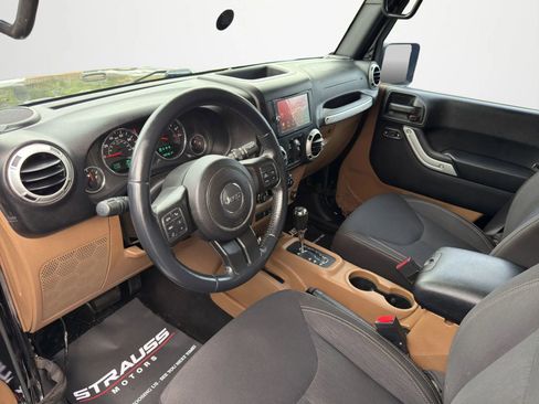 Used 2016 Jeep Wrangler Unlimited Sahara w/ Connectivity Group AWD/4WD image 12