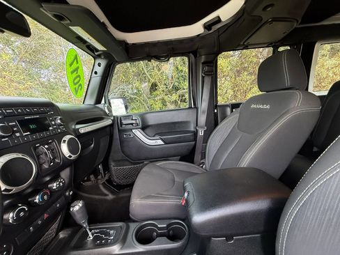 Used 2017 Jeep Wrangler Unlimited Sahara w/ Connectivity Group image 29