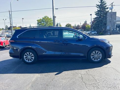 Used 2021 Toyota Sienna LE AWD/4WD image 4