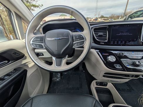 Used 2019 Chrysler Pacifica Limited image 16