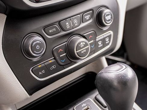 Used 2019 Jeep Cherokee Limited w/ Luxury Group AWD/4WD image 37
