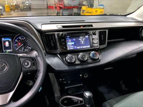 Used 2017 Toyota RAV4 LE AWD/4WD image 7