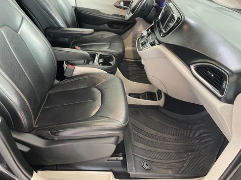Used 2018 Chrysler Pacifica Touring-L image 31