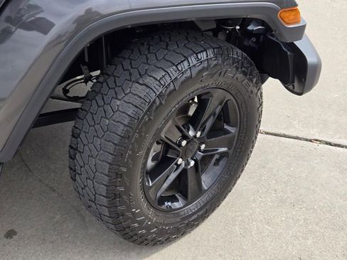 Used 2021 Jeep Wrangler Unlimited Sahara AWD/4WD image 7