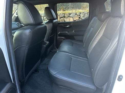 Used 2022 Toyota Tacoma TRD Sport image 11
