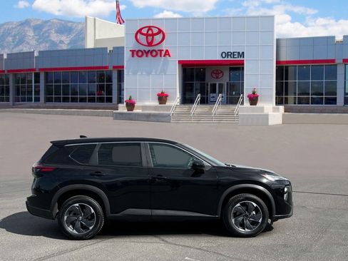 Used 2024 Nissan Rogue SV AWD/4WD image 3