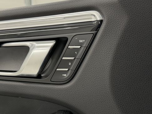 Certified 2025 Porsche Macan image 30