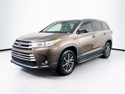 Used 2019 Toyota Highlander XLE FWD image 3