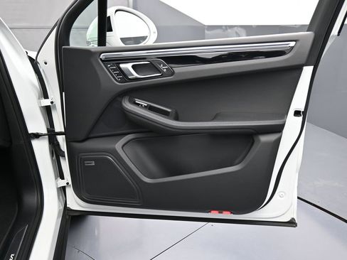 Certified 2025 Porsche Macan image 29