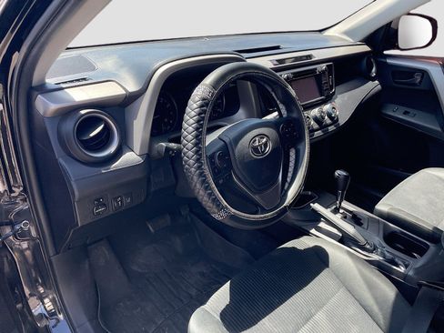 Used 2018 Toyota RAV4 LE FWD image 7