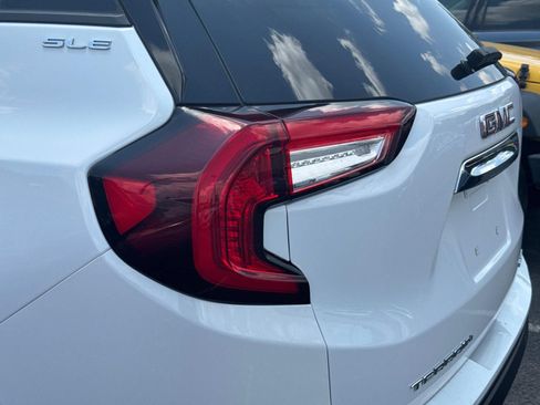 Used 2022 GMC Terrain SLE w/ Driver Convenience Package AWD/4WD image 10