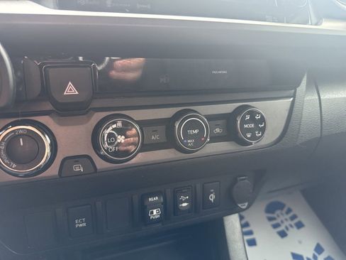 Used 2018 Toyota Tacoma TRD Sport image 29