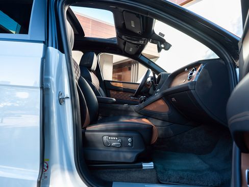 Used 2023 Bentley Bentayga image 59