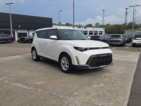 Used 2024 Kia Soul LX w/ Option Group 015 FWD image 2