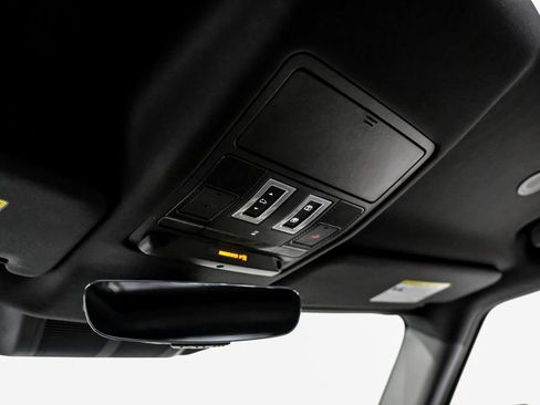 Used 2022 Land Rover Defender 90 X-Dynamic S image 15