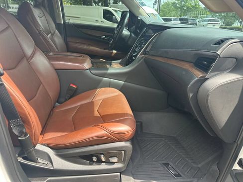 Used 2020 Cadillac Escalade ESV Luxury AWD/4WD image 16