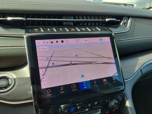 Used 2023 Jeep Grand Cherokee Limited w/ Luxury Tech Group II image 8