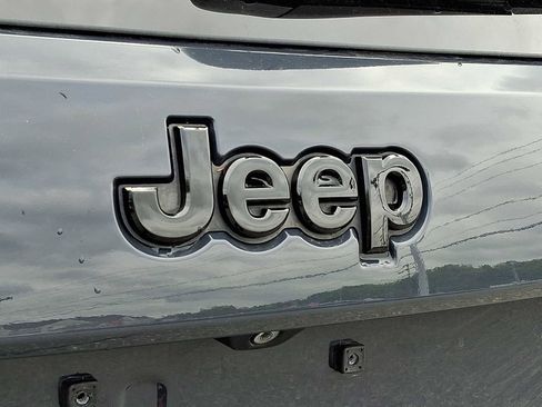 Used 2018 Jeep Grand Cherokee Altitude AWD/4WD image 32