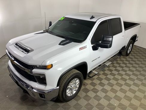 Used 2024 Chevrolet Silverado 2500 LT AWD/4WD image 10