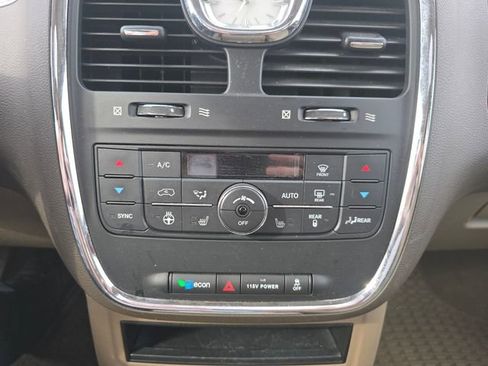 Used 2016 Chrysler Town & Country Touring-L image 18