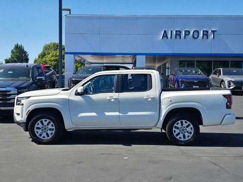 Used 2023 Nissan Frontier SV image 2