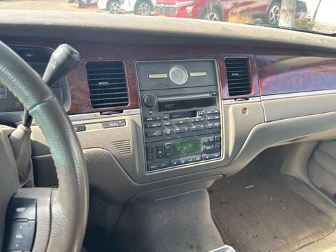 Used 2005 Lincoln Town Car Signature image 5