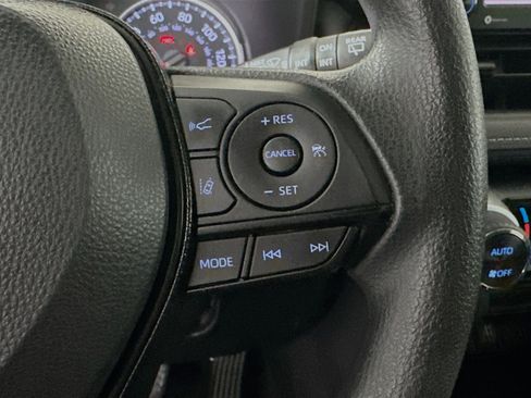 Used 2021 Toyota RAV4 XLE w/ Convenience Package FWD image 17