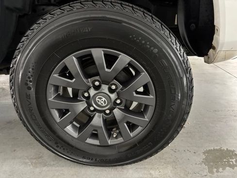 Used 2020 Toyota Tacoma SR5 w/ SR5 Appearance Package (SM) RWD image 8