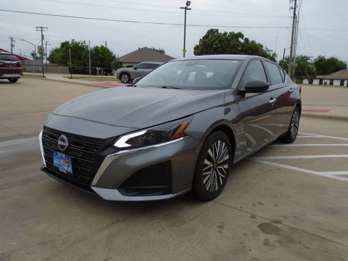 Used 2024 Nissan Altima 2.5 SV FWD image 3