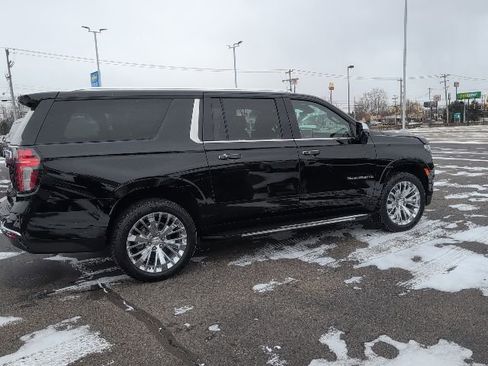 Used 2023 Chevrolet Suburban Premier w/ Premium Package image 8